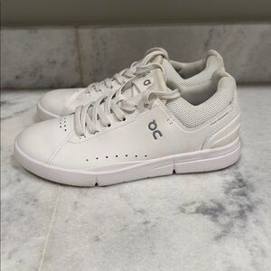 ON (On Cloud)White Sneakers